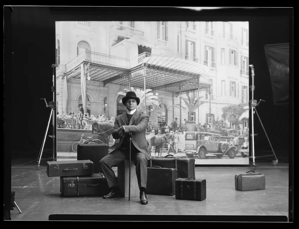 The blue-filter frame of the front cover, in black and white.